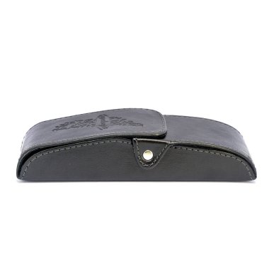 Beyaz arkaplandaki deri kot pantolon gözlüğü kutusu izole edildi