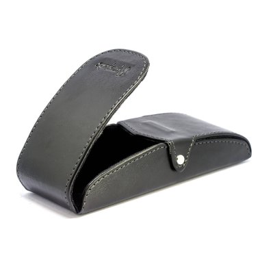 Beyaz arkaplandaki deri kot pantolon gözlüğü kutusu izole edildi