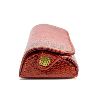 Beyaz arkaplandaki deri kot pantolon gözlüğü kutusu izole edildi