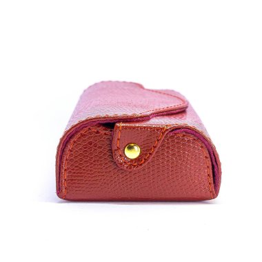 Beyaz arkaplandaki deri kot pantolon gözlüğü kutusu izole edildi