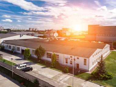 Modern bir lacivert depo cephesi