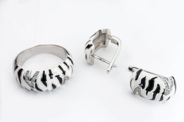 Gümüş mücevher seti ve taştan beyaz arka planı olan gümüş küpeler. Gümüş mücevher koleksiyonu