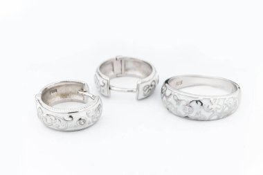 Minimalizm tarzında kristalleri olan gümüş mücevher koleksiyonu. Gümüş küpe, gümüş kolye.