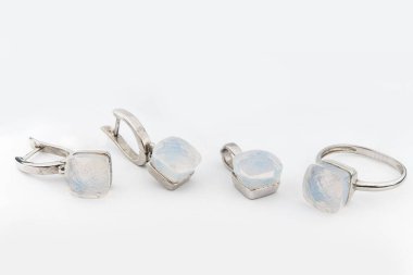 Minimalizm tarzında kristalleri olan gümüş mücevher koleksiyonu. Gümüş küpe, gümüş kolye.