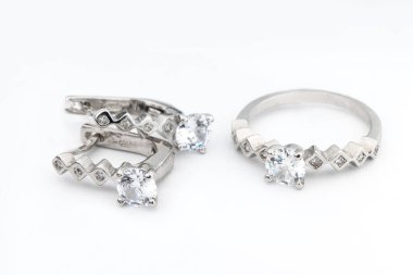 Minimalizm tarzında kristalleri olan gümüş mücevher koleksiyonu. Gümüş küpe, gümüş kolye.