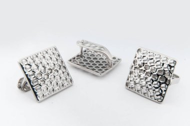 Minimalizm tarzında kristalleri olan gümüş mücevher koleksiyonu. Gümüş küpe, gümüş kolye.