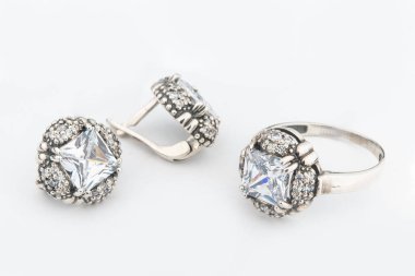 Minimalizm tarzında kristalleri olan gümüş mücevher koleksiyonu. Gümüş küpe, gümüş kolye.