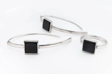 Minimalizm tarzında kristalleri olan gümüş mücevher koleksiyonu. Gümüş küpe, gümüş kolye.