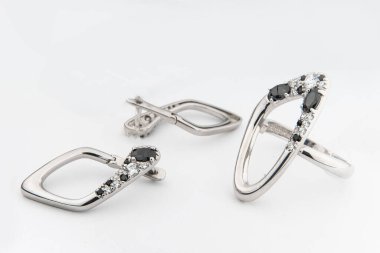 Minimalizm tarzında kristalleri olan gümüş mücevher koleksiyonu. Gümüş küpe, gümüş kolye.