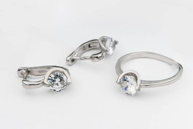 Minimalizm tarzında kristalleri olan gümüş mücevher koleksiyonu. Gümüş küpe, gümüş kolye.