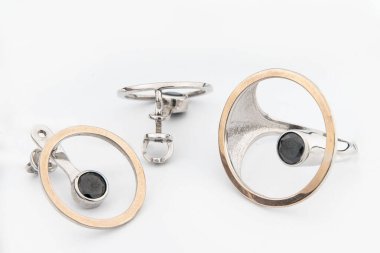 Minimalizm tarzında kristalleri olan gümüş mücevher koleksiyonu. Gümüş küpe, gümüş kolye.