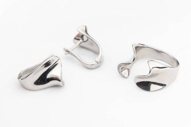 Minimalizm tarzında kristalleri olan gümüş mücevher koleksiyonu. Gümüş küpe, gümüş kolye.