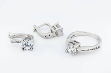 Minimalizm tarzında kristalleri olan gümüş mücevher koleksiyonu. Gümüş küpe, gümüş kolye.