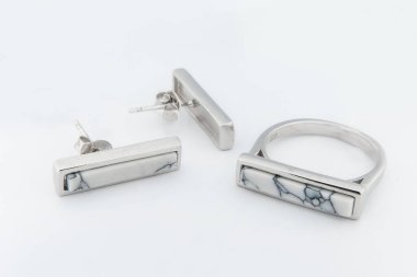 Minimalizm tarzında kristalleri olan gümüş mücevher koleksiyonu. Gümüş küpe, gümüş kolye.