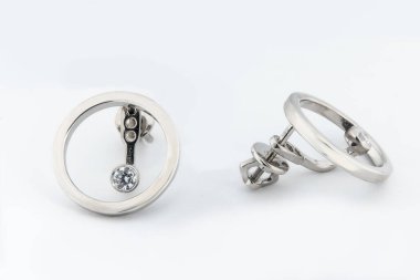 Beyaz arka plan kırpma yolunda izole edilmiş kadınlar için büyük mücevherler.