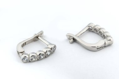 Beyaz arka plan kırpma yolunda izole edilmiş kadınlar için büyük mücevherler.