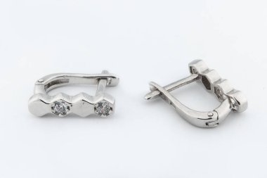 Beyaz arka plan kırpma yolunda izole edilmiş kadınlar için büyük mücevherler.