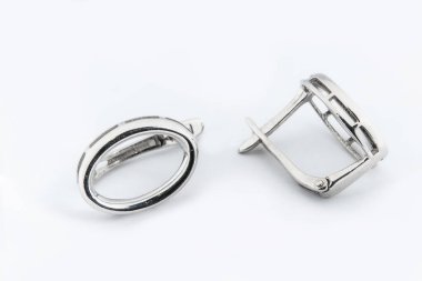 Beyaz arka plan kırpma yolunda izole edilmiş kadınlar için büyük mücevherler.