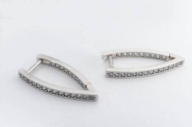 Beyaz arka plan kırpma yolunda izole edilmiş kadınlar için büyük mücevherler.