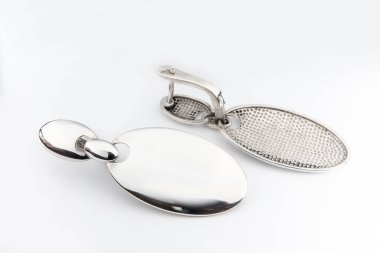 Beyaz arka plan kırpma yolunda izole edilmiş kadınlar için büyük mücevherler.