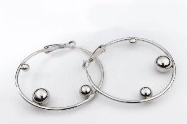 Beyaz arka plan kırpma yolunda izole edilmiş kadınlar için büyük mücevherler.