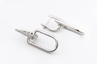 Beyaz arka plan kırpma yolunda izole edilmiş kadınlar için büyük mücevherler.