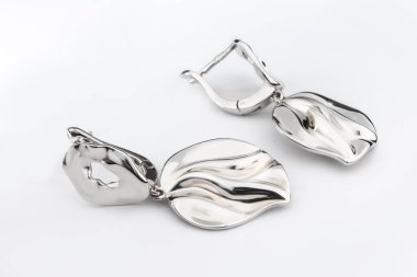 Beyaz arka plan kırpma yolunda izole edilmiş kadınlar için büyük mücevherler.