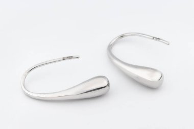 Beyaz arka plan kırpma yolunda izole edilmiş kadınlar için büyük mücevherler.