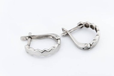 Beyaz arka plan kırpma yolunda izole edilmiş kadınlar için büyük mücevherler.