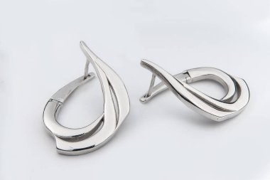 Beyaz arka plan kırpma yolunda izole edilmiş kadınlar için büyük mücevherler.