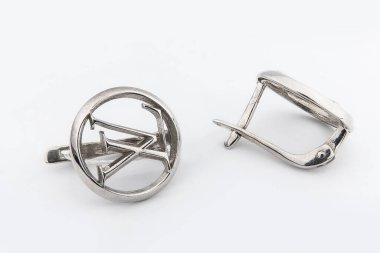 Beyaz arka plan kırpma yolunda izole edilmiş kadınlar için büyük mücevherler.