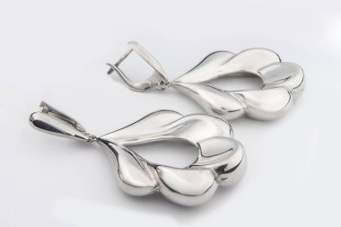 Beyaz arka plan kırpma yolunda izole edilmiş kadınlar için büyük mücevherler.