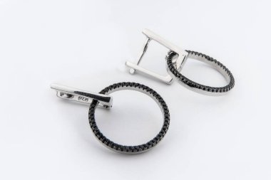 Beyaz arka plan kırpma yolunda izole edilmiş kadınlar için büyük mücevherler.