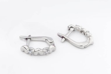 Beyaz arka plan kırpma yolunda izole edilmiş kadınlar için büyük mücevherler.