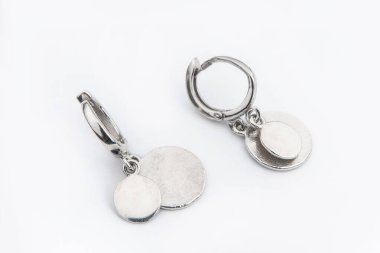 Beyaz arka plan kırpma yolunda izole edilmiş kadınlar için büyük mücevherler.