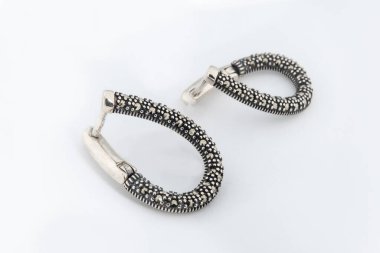 Beyaz arka plan kırpma yolunda izole edilmiş kadınlar için büyük mücevherler.