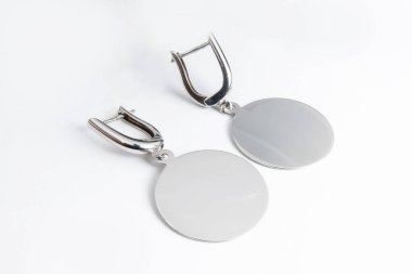 Beyaz arka plan kırpma yolunda izole edilmiş kadınlar için büyük mücevherler.