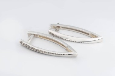 Beyaz arka plan kırpma yolunda izole edilmiş kadınlar için büyük mücevherler.