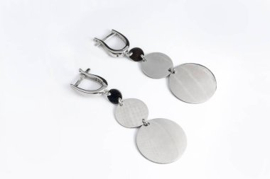 Beyaz arka plan kırpma yolunda izole edilmiş kadınlar için büyük mücevherler.