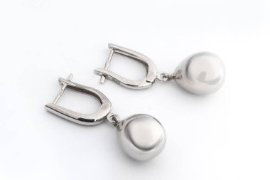 Beyaz arka plan kırpma yolunda izole edilmiş kadınlar için büyük mücevherler.