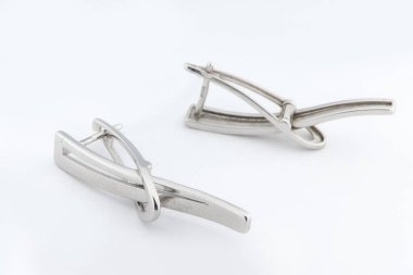 Beyaz arka plan kırpma yolunda izole edilmiş kadınlar için büyük mücevherler.