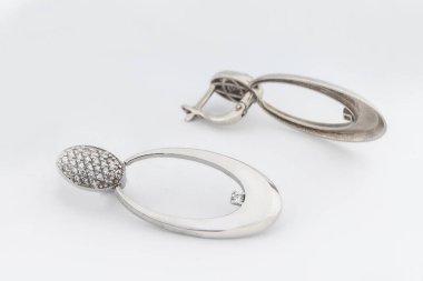 Beyaz arka plan kırpma yolunda izole edilmiş kadınlar için büyük mücevherler.