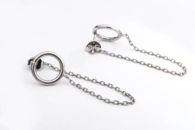 Beyaz arka plan kırpma yolunda izole edilmiş kadınlar için büyük mücevherler.