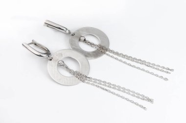 Beyaz arka plan kırpma yolunda izole edilmiş kadınlar için büyük mücevherler.