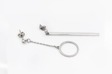 Beyaz arka plan kırpma yolunda izole edilmiş kadınlar için büyük mücevherler.