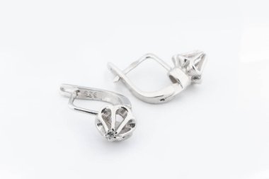 Beyaz arka plan kırpma yolunda izole edilmiş kadınlar için büyük mücevherler.