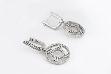 Beyaz arka plan kırpma yolunda izole edilmiş kadınlar için büyük mücevherler.