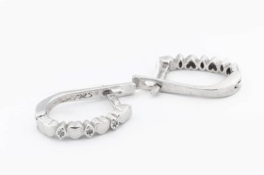 Beyaz arka plan kırpma yolunda izole edilmiş kadınlar için büyük mücevherler.