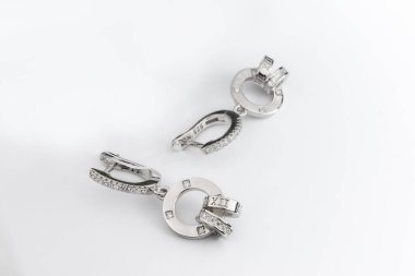 Beyaz arka plan kırpma yolunda izole edilmiş kadınlar için büyük mücevherler.