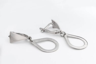 Beyaz arka plan kırpma yolunda izole edilmiş kadınlar için büyük mücevherler.